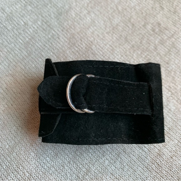 Hand crafted - Black Leather Cuff pearls bead metal pieces ajustable bracelet - Picture 8 of 8